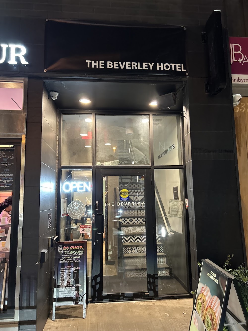 The Beverley Hotel Queen West, Sonder